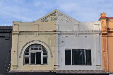 Téléchargez les photos : Course de nombreuses terrasses commerciales victoriennes colorées datant de la Fron AD 1905 avec parapet orné et auvents en porte-à-faux sur les devantures des sentiers de la banlieue Oxford Street-Paddington. Sydney-NSW-Australie. - en image libre de droit