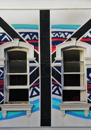 Foto de Detalle de la colorida decoración geométrica alrededor de las ventanas en el primer piso de la fachada de una terraza comercial victoriana de dos pisos en Oxford Street, suburbio de Paddington. Sydney-NSW-Australia. - Imagen libre de derechos