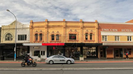 Téléchargez les photos : Rangée de terrasses commerciales victoriennes rejoint à gauche par le bâtiment Art déco de l'hôtel Licorne en brique rouge dans le style P & O des années 1930 sur Oxford St-Paddington banlieue. Sydney-NSW-Australie. - en image libre de droit