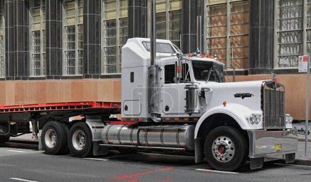 Foto de Sydney, Australia, 17 de octubre de 2018: Los camiones semirremolques largos pueden conducir hasta el CDB y estacionarse en las calles para satisfacer las necesidades de transporte pesado de la zona. Aquí en la calle Pitt. - Imagen libre de derechos
