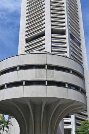 Foto de Edificio en forma de hongo desde 1977 en Martin Place y la esquina de Castlereagh Street en el área del podio del rascacielos de oficinas alto en el fondo, Distrito Central de Negocios. Sydney-NSW-Australia. - Imagen libre de derechos