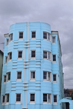 Téléchargez les photos : Peint en bleu clair, style Art déco de l'entre-deux-guerres, immeuble résidentiel de quatre étages situé sur le front de mer de Campbell Parade, face à la plage Norh Bondi, sous un ciel couvert. Sydney-NSW-Australie. - en image libre de droit