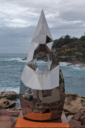 Foto de Sydney, Australia-17 de octubre de 2018: Sculpture by the Sea es la exposición anual de esculturas al aire libre más grande de Australia iniciada en 1997 en Bondi con más de 100 obras. Contrapunto, por Penélope Forlano - Imagen libre de derechos