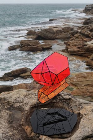 Foto de Sydney, Australia-17 de octubre de 2018: Sculpture by the Sea es la exposición anual de esculturas al aire libre más grande de Australia iniciada en 1997 en Bondi con más de 100 obras. Cairns, por Alessandra Rossi. - Imagen libre de derechos