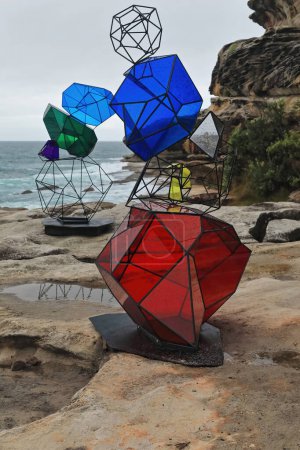 Foto de Sydney, Australia-17 de octubre de 2018: Sculpture by the Sea es la exposición anual de esculturas al aire libre más grande de Australia iniciada en 1997 en Bondi con más de 100 obras. Cairns, por Alessandra Rossi. - Imagen libre de derechos