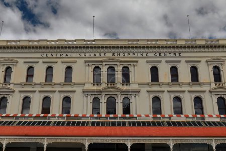 Foto de Ballarat, Australia-21 de octubre de 2018: El Centro Comercial Central Square ocupa un edificio de tres pisos de estilo clásico de renacimiento con arcada en la acera desde 1870 d.C., la esquina de las calles Strut y Armstrong - Imagen libre de derechos