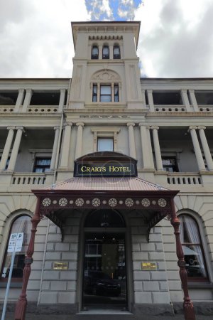 Foto de Ballarat, Australia-21 de octubre de 2018: The Craig 's Royal Hotel es un hotel del siglo XIX construido en 1862 en Lydiard Street en estilo clásico italiano con un porche de hierro fundido erigido en 1901.. - Imagen libre de derechos