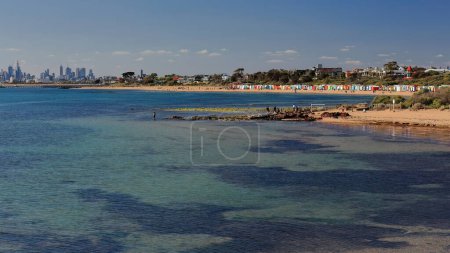 Téléchargez les photos : Vue NNE-wards de Green Point Gardens aux boîtes de bain victoriennes colorées le long de la plage de Dendy Street face à l'ouest de Port Phillip Bay, gratte-ciel CBD à l'extrême gauche. Melbourne-VIC-Australie. - en image libre de droit