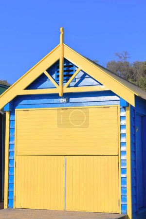 Téléchargez les photos : L'une des 82 boîtes de bain victoriennes colorées le long de Dendy Street Beach, structures en bois orientées à l'ouest de Port Phillip Bay vu en fin d'après-midi, Brighton Beach Suburb. Melbourne-VIC-Australie. - en image libre de droit