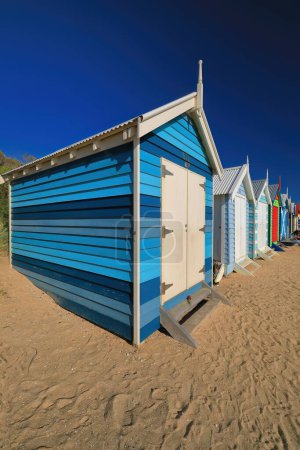Téléchargez les photos : Plusieurs des 82 boîtes de bain victoriennes colorées le long de Dendy Street Beach, structures en bois face à la baie de Port Phillip vu en fin d'après-midi, Brighton Beach Suburb. Melbourne-VIC-Australie. - en image libre de droit