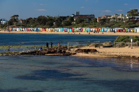 Téléchargez les photos : Vue vers l'ENN depuis les jardins de Green Point jusqu'à 60 des 82 boîtes de bain victoriennes colorées le long de la plage de Dendy Street, orientée vers l'ouest jusqu'à la baie de Port Phillip, banlieue de Brighton Beach. Melbourne-VIC-Australie. - en image libre de droit