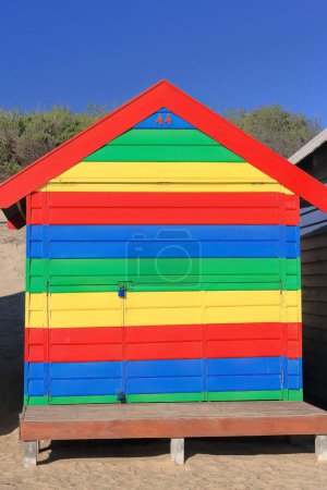 Téléchargez les photos : L'une des 82 boîtes de bain victoriennes colorées le long de Dendy Street Beach, structures en bois orientées à l'ouest de Port Phillip Bay vu en fin d'après-midi, Brighton Beach Suburb. Melbourne-VIC-Australie. - en image libre de droit