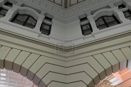 Foto de Vista interior del tambor central de la cúpula de la estación de tren de Flinders Street y péndulos sobre el hall de entradas principal desde 1910 d.C. en estilo eduardiano, repintado en 2017 d.C. Melbourne-VIC-Australia. - Imagen libre de derechos