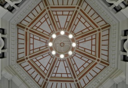 Téléchargez les photos : Vue intérieure du plan octogonal du dôme central de la gare de Flinders Street couvrant le hall d'entrée principal construit en 1910 en style édouardien, repeint en 2017. Melbourne-VIC-Australie. - en image libre de droit