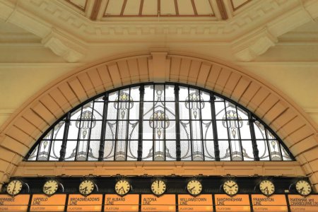 Téléchargez les photos : Guichet Leadlight situé "au-dessus des horloges" au-dessus de l'entrée de la billetterie principale de la gare de Flinders Street vue de l'intérieur en regardant vers l'extérieur. Melbourne-VIC-Australie. - en image libre de droit