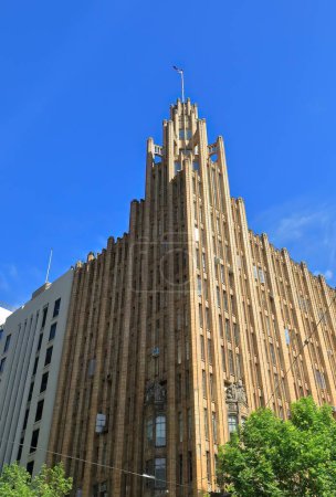 Foto de El Art Deco-Gothic inspiró el edificio de doce pisos en la esquina noroeste de las calles Collins y Swanston construida en 1931-32 con una torre escalonada que alcanzó un total de 64 metros de altura. Melbourne-VIC-Australia. - Imagen libre de derechos