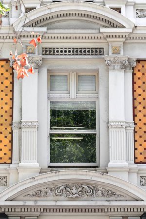 Téléchargez les photos : Fenêtre richement décorée au-dessus du fronton incurvé au-dessus de la porte d'un bâtiment historique-patrimonial de l'an 1889 sur Collins Street côté nord, Central Business District. Melbourne-VIC-Australie. - en image libre de droit