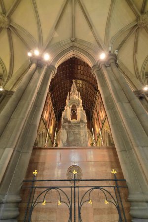 Foto de Melbourne, Australia-22 de octubre de 2018: El interior de la catedral de San Patricio de estilo gótico decorado geométricamente muestra una nave central, un pasillo lateral a cada lado, un altar mayor de alabastro tallado - Imagen libre de derechos
