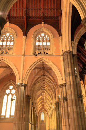 Foto de Melbourne, Australia-22 de octubre de 2018: El interior de la catedral de San Patricio de estilo gótico decorado geométricamente muestra una nave central, un pasillo lateral a cada lado, un transepto con pasillos laterales. - Imagen libre de derechos