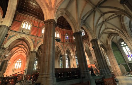 Foto de Melbourne, Australia-22 de octubre de 2018: El interior de la catedral de San Patricio de estilo gótico decorado geométricamente muestra una nave central, un pasillo lateral a cada lado, una costilla abovedada ambulatoria. - Imagen libre de derechos