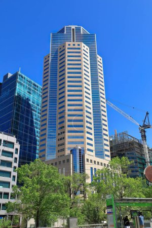 Téléchargez les photos : Immeuble de bureaux moderne de catégorie A sur la rue Lonsdale, 43 étages et 166 mètres de haut gratte-ciel construit en 1992 de béton et d'acier composite dans la Cité parlementaire. Melbourne-VIC-Australie. - en image libre de droit