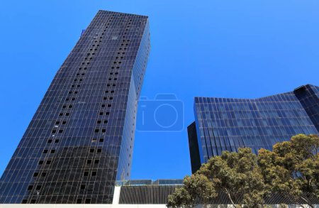 Foto de Torres inclinadas residenciales en el suburbio de Docklands con fachada revestida de vidrio, brillante terminado en 2017. Melbourne-Australia-960 - Imagen libre de derechos