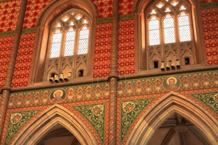Foto de Melbourne, Australia-22 de octubre de 2018: El interior de la catedral de San Patricio de estilo gótico decorado geométricamente muestra una nave central, un pasillo lateral a cada lado, ventanas de alabastro-panel. - Imagen libre de derechos