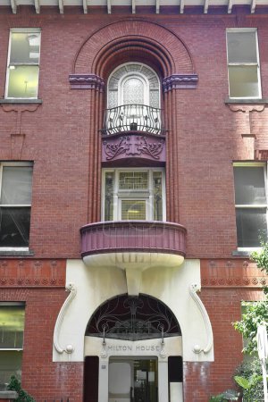 Foto de Edificio patrimonial de ladrillo rojo de tres plantas erigido en 1901 como hospital privado de estilo georgiano con ornamentación modernista y arco central de diseño románico. Flinders Lane-Melbourne-VIC-Australia - Imagen libre de derechos