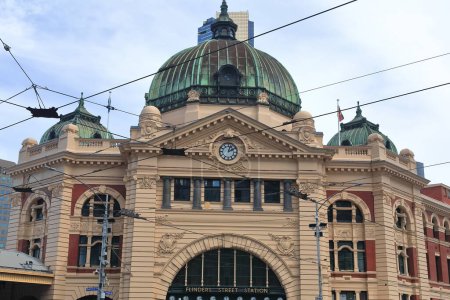 Foto de Estación de tren de Flinders Street construida en el año 1909 en estilo eduardiano en la esquina de Flinders y Swanston Street a las dos y tres de la tarde: cúpula, entrada arqueada, relojes. Melbourne-VIC-Australia. - Imagen libre de derechos