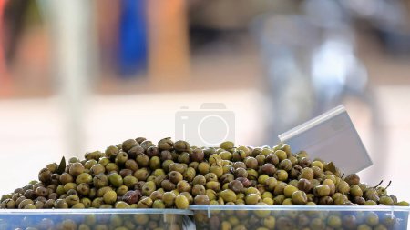 Téléchargez les photos : Olives de table principalement vertes cultivées localement dans les zones environnantes mises en vente dans des boîtes en plastique dans un stand du marché du Pazari i Ri-New Bazaar dans la vieille ville. Tirana-Albanie. - en image libre de droit
