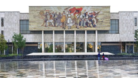 Téléchargez les photos : Tirana, Albanie-13 avril 2019 : Le Musée national d'histoire-Muzeu Historik Kombetar présente la grande mosaïque murale "Les Albanais" représentant des figures anciennes à modernes du passé du pays. - en image libre de droit