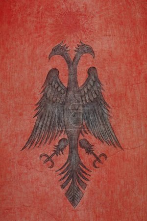 Téléchargez les photos : Armoiries du pays et de la famille Kastrioti représentant un aigle noir à deux têtes sur un champ rouge : rouge pour bravoure, force, bravoure et effusion de sang ; aigle pour l'État souverain. Kruja-Albanie - en image libre de droit