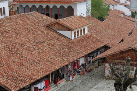 Téléchargez les photos : Le vieux bazar de la ville - Pazari i Vjeter- est l'un des plus anciens du pays datant de plus de 400 ans, logé dans des maisons de style traditionnel sur la route principale menant au château local. Kruja-Albanie. - en image libre de droit