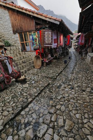Téléchargez les photos : Le vieux bazar de la ville - Pazari i Vjeter- sous la pluie, l'un des plus anciens du pays datant de plus de 400 ans, se tenait dans des maisons traditionnelles sur la route principale menant au château. Kruja-Albanie. - en image libre de droit