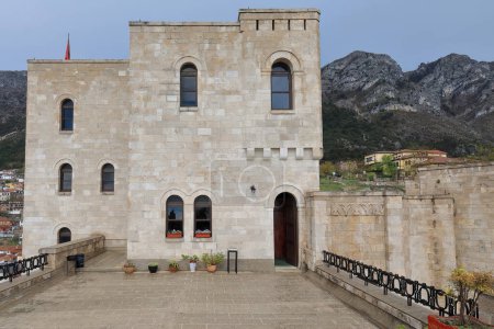 Fachada parcial del Museo Skanderbeg, oficialmente el Museo Nacional de Historia Gjergj Kastrioti Skenderbeu-Muzeu Historik Kombetar- construido en estilo románico medieval a finales de la década de 1970. Kruja-Albania.