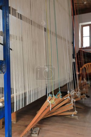 Téléchargez les photos : Tissage vertical traditionnel métier à tisser prêt avec des fils longitudinaux warp- à être recoupé par les transversaux weft- pour produire du tissu ou tapisserie, dans le Vieux Bazar-Pazari i Vjeter. Kruja-Albanie. - en image libre de droit