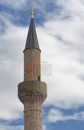 Foto de Minarete de la Mezquita de los Solteros - Xhamia e Beqareve- antiguamente la Mezquita Sylejman Pasha - Xhamia e Sylejman Pashes- construido en 1827 para artesanos solteros en el distrito inferior de Mangalem. Berat -Albania. - Imagen libre de derechos