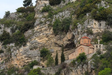 Téléchargez les photos : Église byzantine médiévale de Saint Michel Kisha e Shen Mehillit- construite comme une chapelle cruciforme sans soutien interne dans le sud du district de Kalaja perchée sur une pente rocheuse abrupte. Berat-Albanie - en image libre de droit