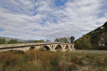 Téléchargez les photos : Vue du côté est du pont Gorica, l'un des plus anciens ponts ottomans du pays, enjambant la rivière Osum pour relier les quartiers de Mangalem-rive nord et Gorica-sud. Berat-Albanie. - en image libre de droit