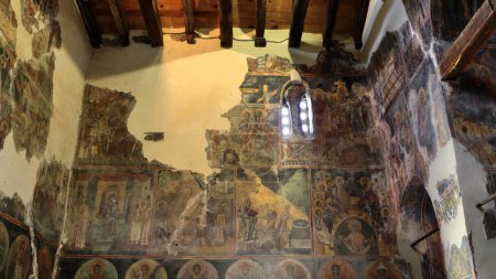 Foto de Berat, Albania-15 de abril de 2019: La iglesia de Santa María de Vllaherna alberga muchos frescos de 1578 pintados por Nikolla Onufer, como se indica en la escritura sobre la entrada. Aquí los que están dentro de la pared NE. - Imagen libre de derechos