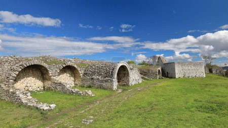 Foto de Ruinas de la Mezquita Blanca - Xhamia e Bardhe- o la Mezquita del Sultán Bayezid II hecha de piedra caliza blanca en 1417 elevándose por encima del lado oeste de la pared alrededor del Kalaja e Beratit-El Castillo. Berat-Albania. - Imagen libre de derechos