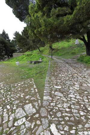 Téléchargez les photos : Des sentiers pavés se bifurquent pour conduire, celui de gauche, à la plate-forme d'observation de Tabja- sur le rebord est de la colline abritant le quartier de Kala-Castle-, celui de droite sur le rebord ouest. Berat-Albanie. - en image libre de droit