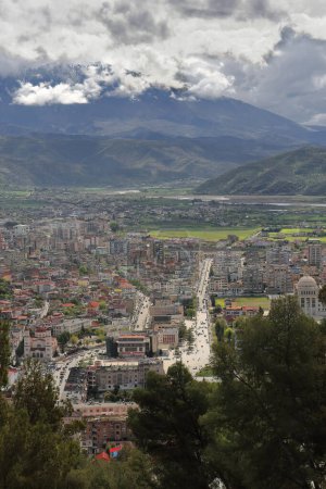Téléchargez les photos : Vue vers l'est depuis le belvédère sur le bord est du quartier de Kala-Castle- sur la zone est de la ville jusqu'au sommet enneigé et couvert de nuages de Tomorr Mountain-Mali i Tomorrit-. Berat-Albanie. - en image libre de droit