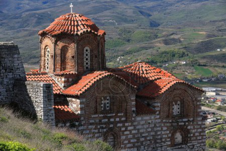 Foto de La iglesia de la Santísima Trinidad Kisha e Shen Triadhes- construida en los siglos XIII-XIV en la ladera oeste de la ciudadela de la ciudad en el barrio de Kala-Castle- como se ve desde la zona de la acrópolis. Berat-Albania. - Imagen libre de derechos