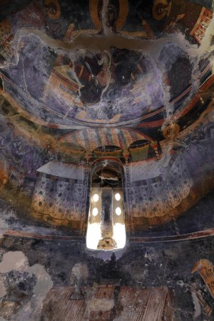 Foto de Berat, Albania-15 de abril de 2019: La iglesia de Santa María de Vllaherna alberga una pintura de 1578 de Nuestra Señora de la Virgen Signo Platytera del pintor del siglo XVI Nikolla Onufer, en la pared del ábside del templo. - Imagen libre de derechos