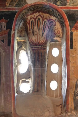 Foto de Berat, Albania-15 de abril de 2019: La iglesia de Santa María de Vllaherna alberga muchos frescos de 1578 pintados por Nikolla Onufer, como se indica en la escritura sobre la entrada. Aquí la ventana mullion pared SW. - Imagen libre de derechos