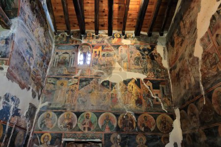 Foto de Berat, Albania-15 de abril de 2019: La iglesia de Santa María de Vllaherna alberga muchos frescos de 1578 pintados por Nikolla Onufer, como se indica en la escritura sobre la entrada. Aquí los que están dentro de la pared del NW. - Imagen libre de derechos