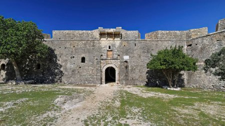 Téléchargez les photos : Façade principale du château Ali Pasha sur une île de la baie de Porto Palerme reliée au continent par une bande de terre. Himare-Albanie-127+ - en image libre de droit