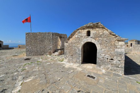 Tours d'arpentage couvertes de dômes et meurtrières, terrasse du château Ali Pacha de Tepelene reconstruite en 1804 sur une ancienne forteresse vénitienne de la fin du XV-début du XVI siècle au sommet d'une île rocheuse. Himare-Albanie.