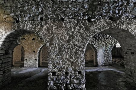 Mauerbögen formen die inneren Gänge im Erdgeschoss, wo sich ein Gefängnis befand, im Inneren der Burg Ali Pascha von Tepelene, die auf einer Felseninsel in der Bucht von Porto Palermo erbaut wurde. Himare-Albanien.